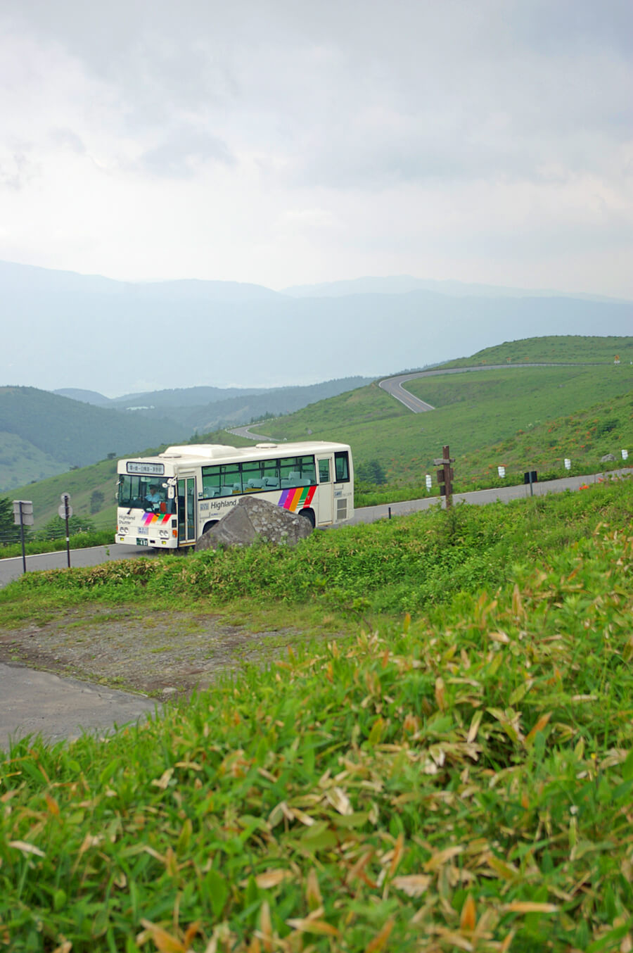 霧ヶ峰を行く路線バス